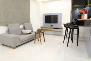 Premier-Suite, 1 Schlafzimmer, Kochnische, Stadtblick | Minibar, Schreibtisch, Zustellbetten, kostenloses WLAN