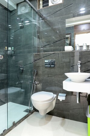 Executive Suite, 1 Bedroom, Non Smoking, City View | Bathroom | Shower, free toiletries, towels