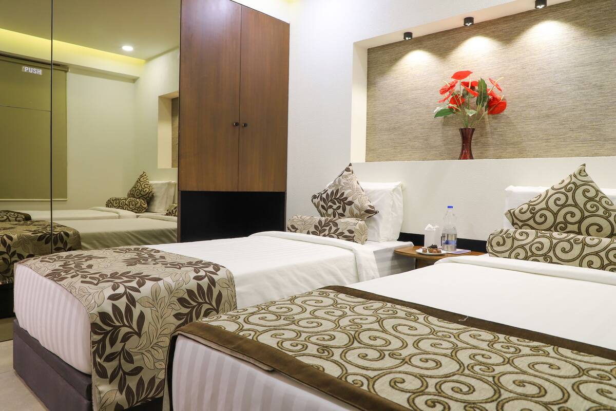 Executive Suite, 1 Bedroom, Non Smoking, City View | Bar mini, meja, katil lipat simpan/tambahan, Wi-fi percuma 