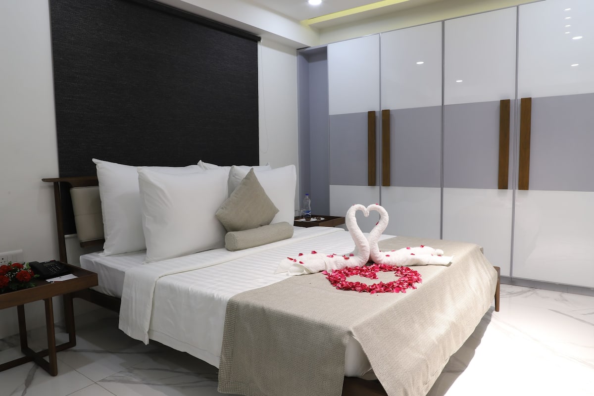 Minibar, desk, rollaway beds, free WiFi