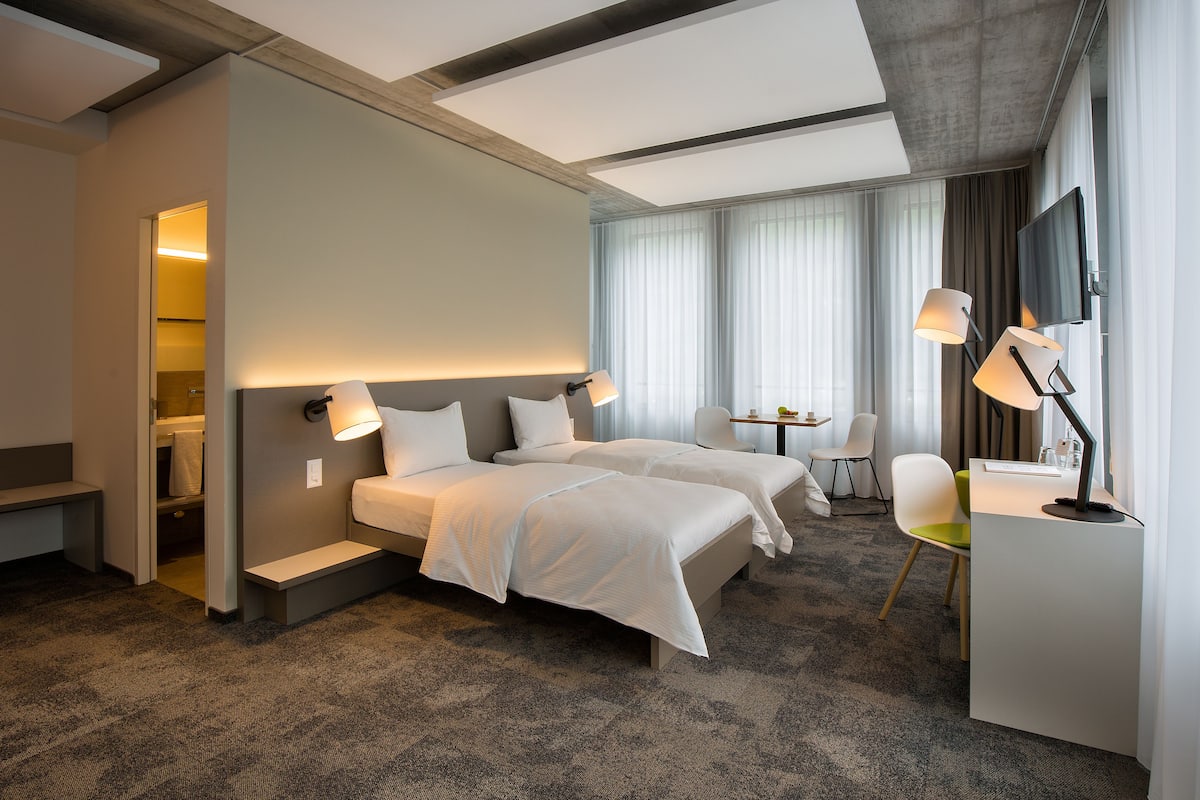 Junior suite | Luxe beddengoed, een kluis op de kamer, een bureau, geluiddichte muren