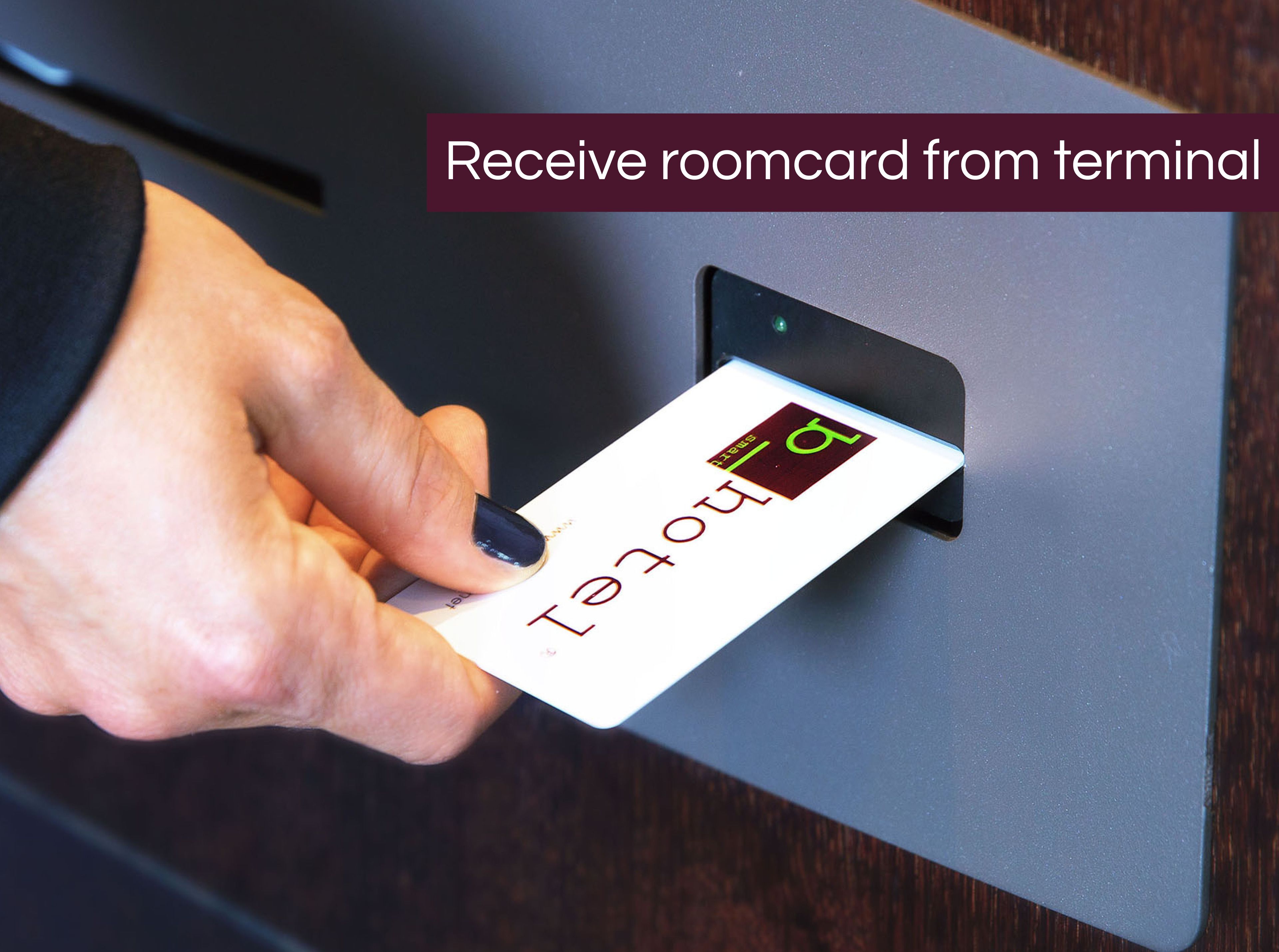 Een hand houdt een kamerkaart vast met een digitaal scherm, wat een moderne, technologische hotelering aangeeft.