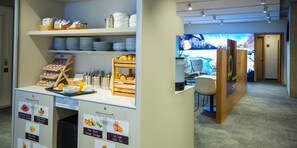 Daily self-serve breakfast for a fee - b smart motel Landquart (Landquart)
