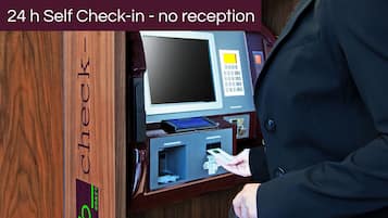 Ein Selbstcheck-in-Terminal mit Bildschirm, Tastenfeld und Kartenleser.