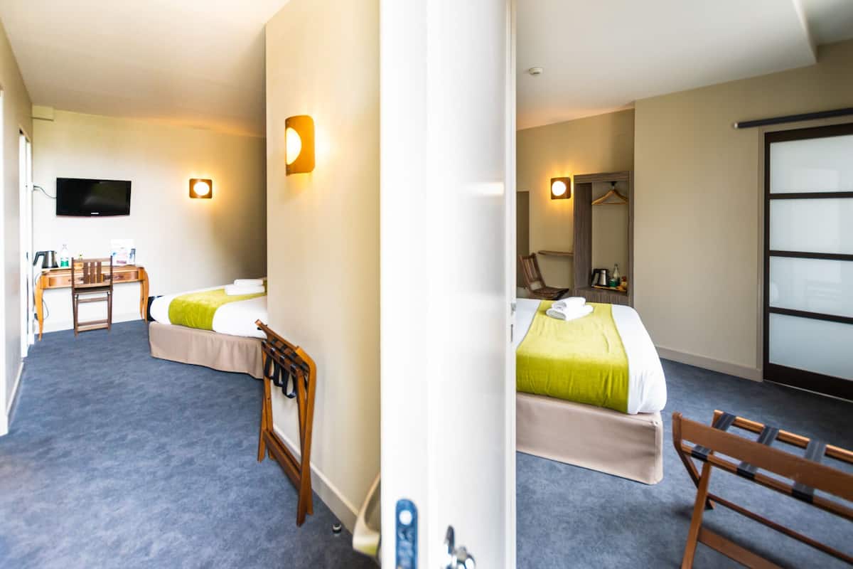 Suite, 2 slaapkamers | Een bureau, geluiddichte muren, een strijkplank/strijkijzer, gratis wifi