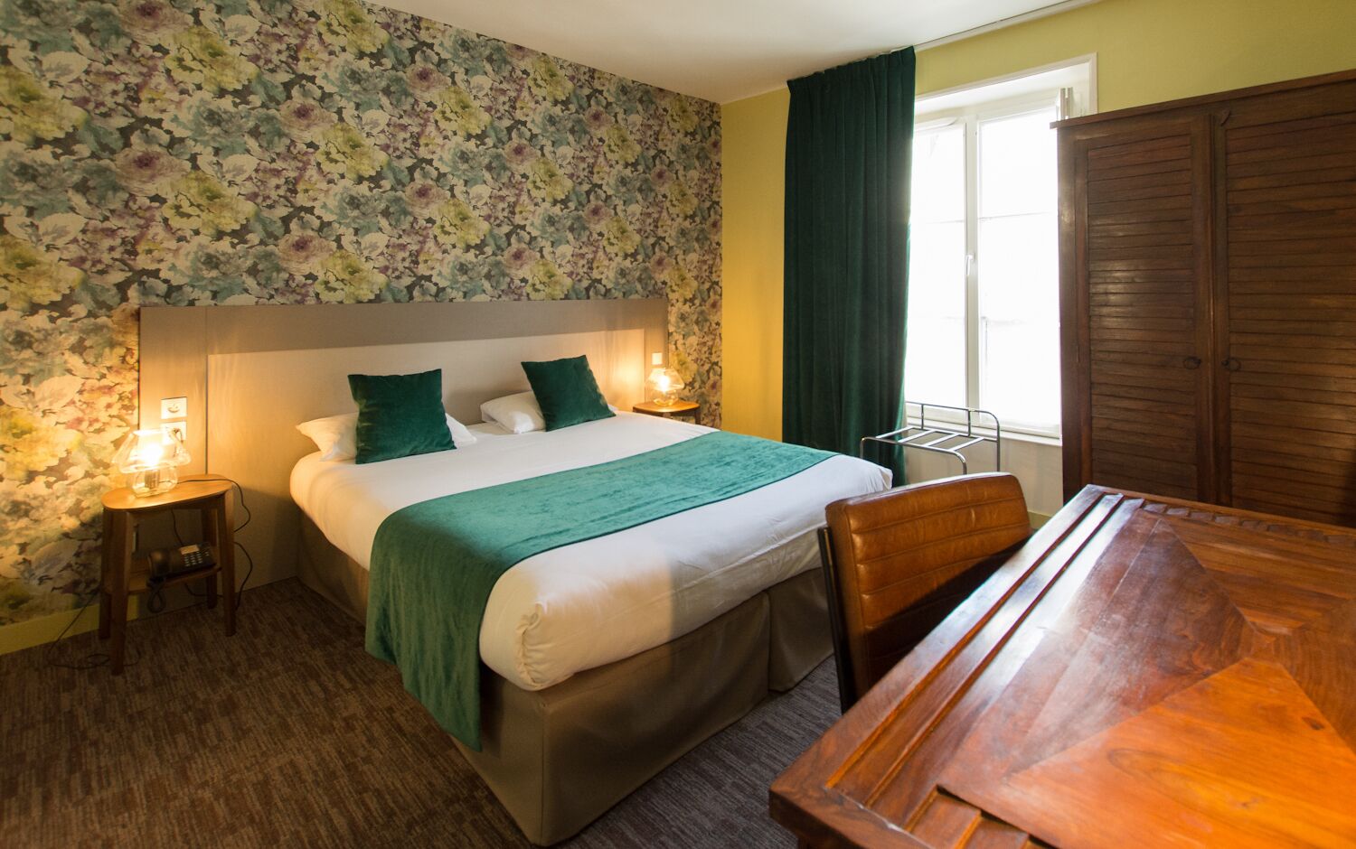 desk, soundproofing, iron/ironing board, free wifi