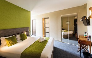 Suite, 2 Schlafzimmer | Schreibtisch, schallisolierte Zimmer, Bügeleisen/Bügelbrett