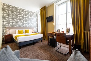 Comfort Double Room | Desk, soundproofing, iron/ironing board, free WiFi - Logis Hôtel Le Vert Galant (La Flèche)