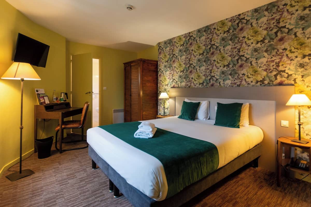 Skrivebord, lydisolert, strykejern/-brett og wi-fi (inkludert)