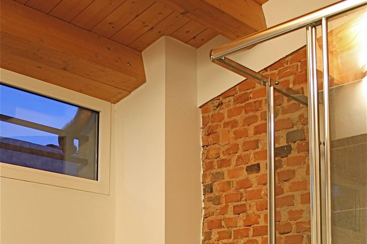 Un baño con cabina de ducha de vidrio, inodoro y bidé.