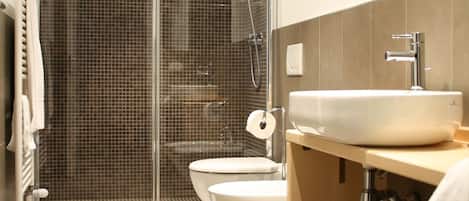 Deluxe Double Room, Courtyard View | Bathroom