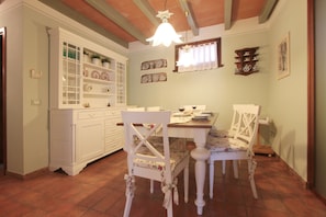 Villa, 4 Schlafzimmer | Essbereich im Zimmer