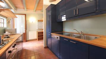 Villa, 4 Bedrooms | Dapur peribadi | Peti sejuk/penyejuk beku saiz penuh, ketuhar gelombang mikro, ketuhar