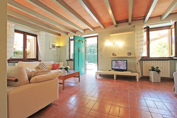 Villa, 4 Schlafzimmer | Wohnbereich | Fernseher