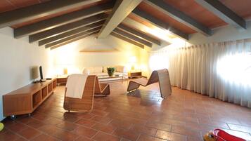 ๋น๋ผ, ์นจ์ค 4๊ฐ | ๊ฑฐ์ค ๊ณต๊ฐ | TV