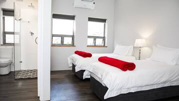 Een kluis op de kamer, een bureau, gratis wifi, beddengoed