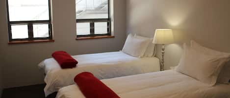 Een kluis op de kamer, een bureau, gratis wifi, beddengoed