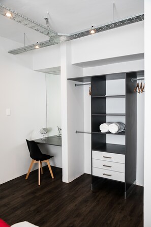 Appartement, 1 slaapkamer | Een kluis op de kamer, een bureau, gratis wifi, beddengoed