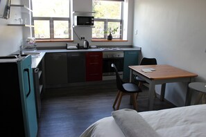 Studio | Dapur kecil pribadi | Lemari es, microwave, oven, dan kompor