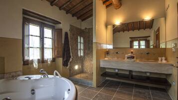 Vila, 6 kamar tidur | Kamar mandi | Bathtub dan shower terpisah, bathtub dengan aliran air, dan kloset
