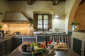 Villa, 6 chambres | Cuisine privée | Réfrigérateur, micro-ondes, four, plaque de cuisson