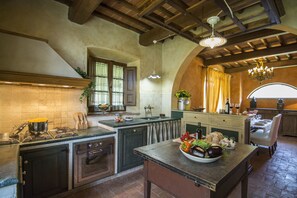 Villa, 6 Bedrooms | Private kitchen