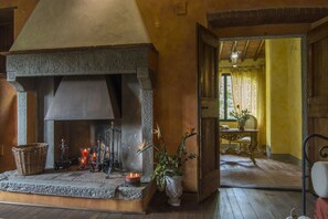 Villa, 6 chambres | Salle de séjour | Télévision