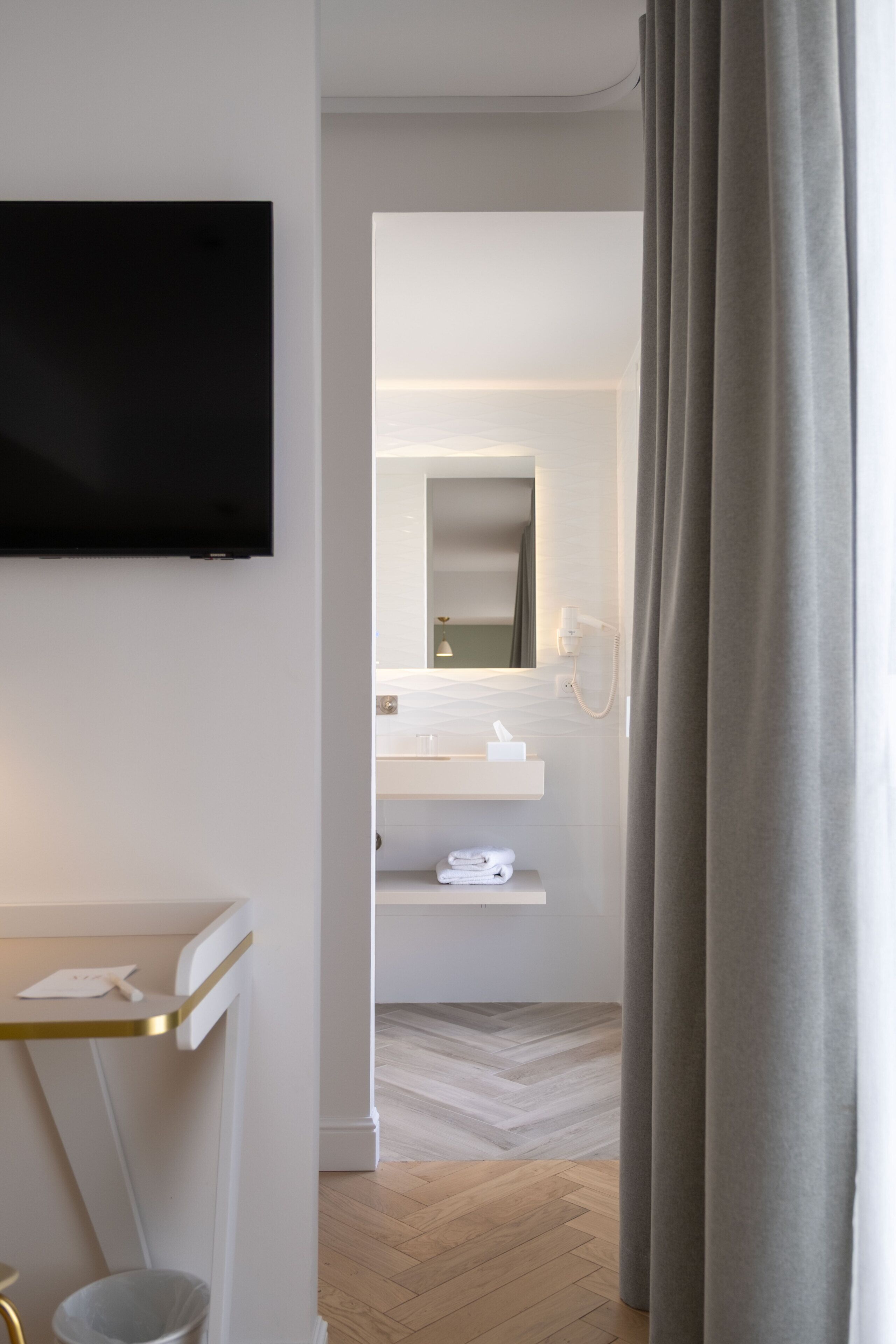 Comfort Room | Bathroom | Shower, free toiletries, hair dryer, towels