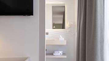 Comfort Room | Bathroom | Shower, free toiletries, hair dryer, towels