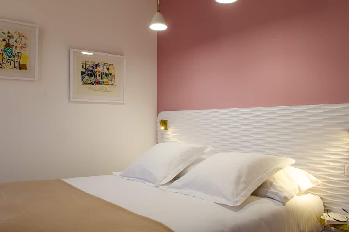 1 bedroom, premium bedding, desk, soundproofing