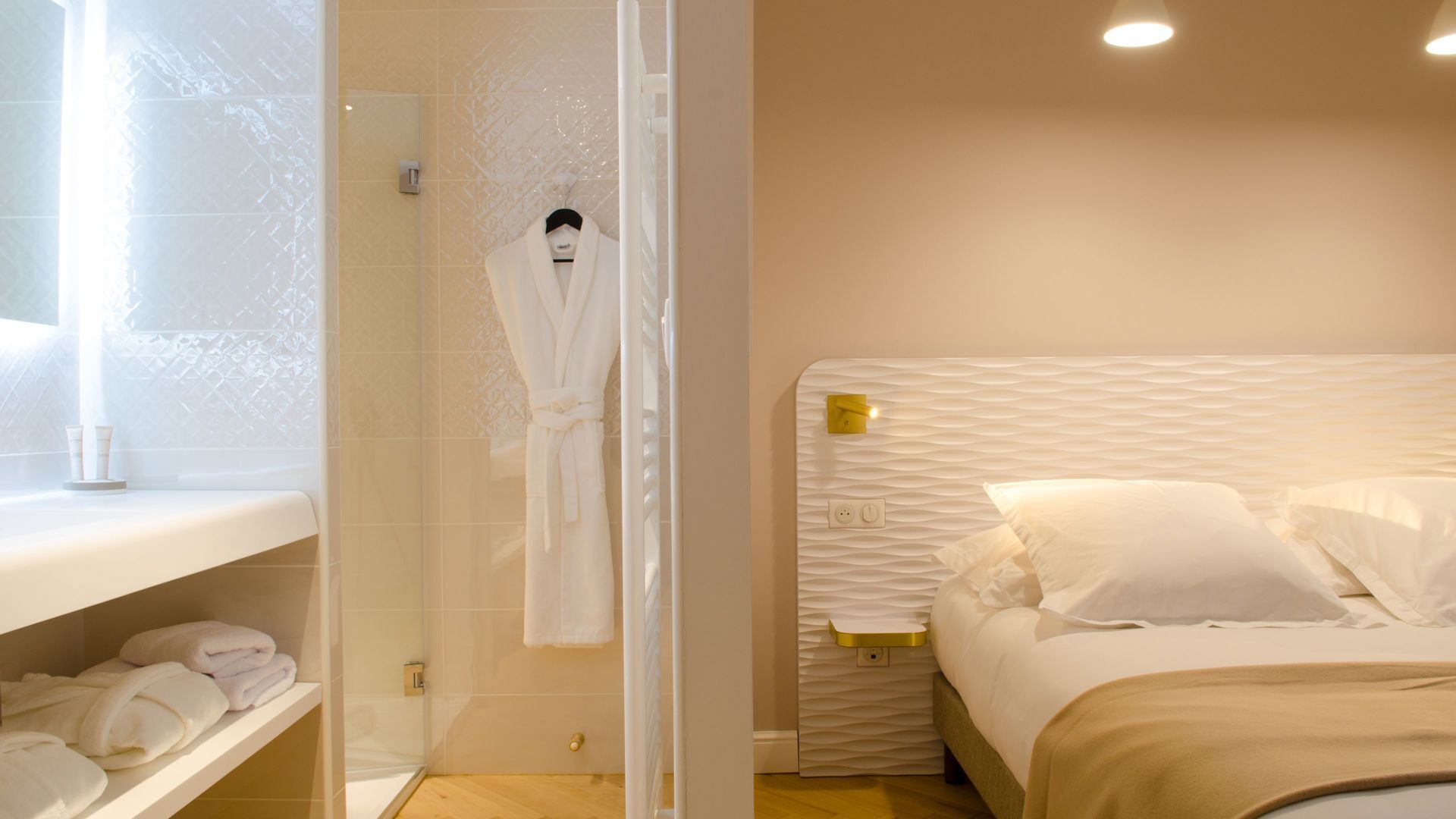 Hochwertige Bettwaren, Schreibtisch, schallisolierte Zimmer