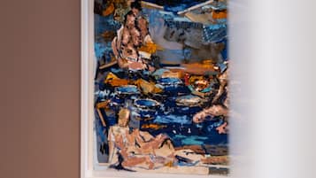 Uma pintura abstrata emoldurada em uma parede.