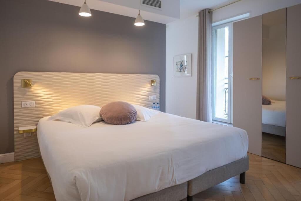 Suite | Luxe beddengoed, een bureau, geluiddichte muren