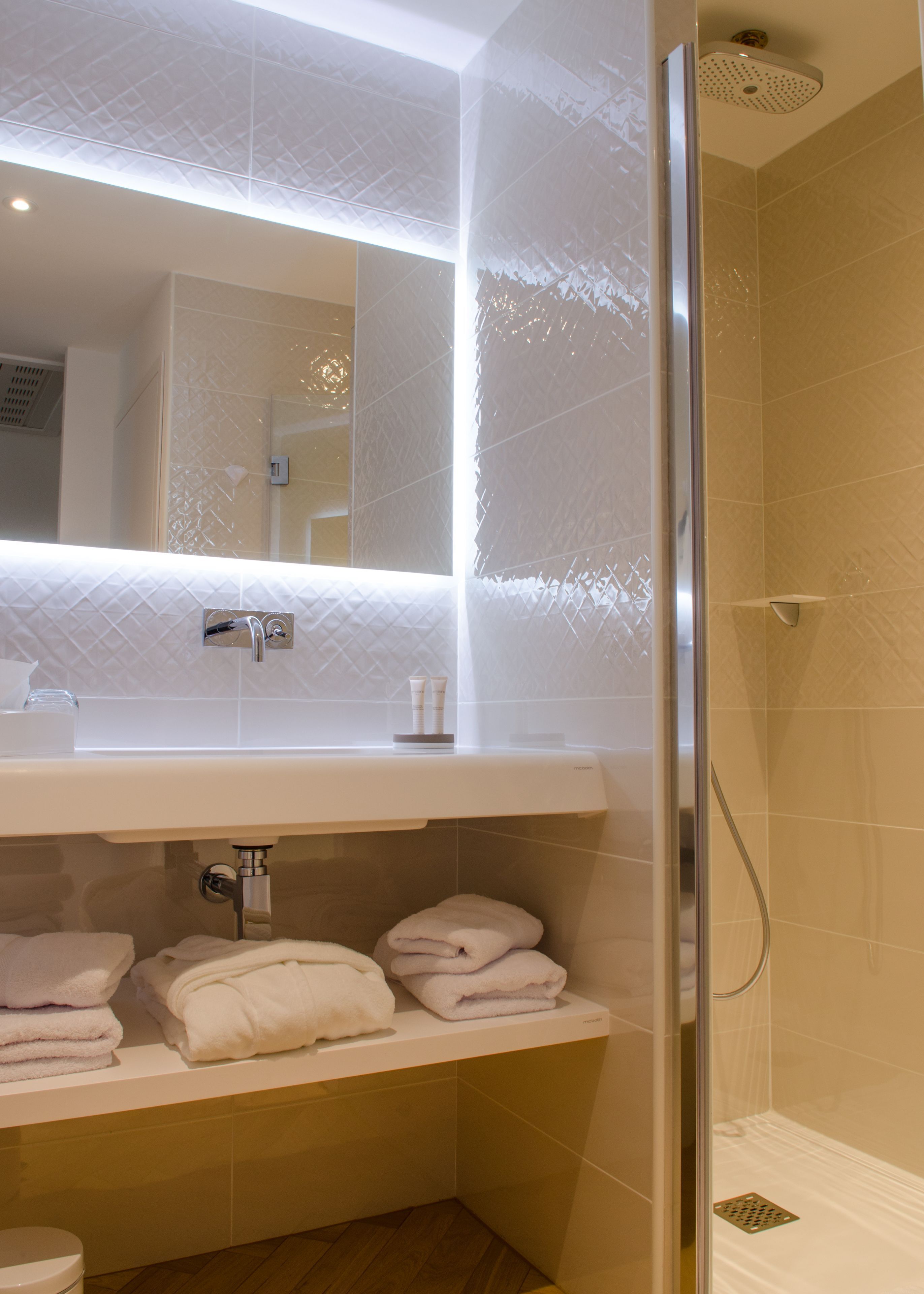 Badezimmer | Dusche, kostenlose Toilettenartikel, Haartrockner, Handtücher