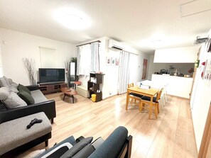Hus (Japanese Style) | Vardagsrum | Platt-tv och dvd-spelare