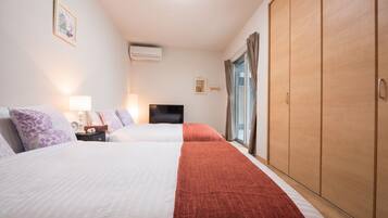 Japanese House | 3 bedrooms, desk, blackout drapes, iron/ironing board