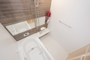 Japanese House | Bathroom | Combined shower/tub, deep soaking tub, free toiletries, hair dryer