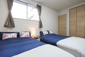 Japanese House | Desk, blackout drapes, iron/ironing board, free WiFi