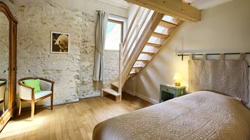 Blackout drapes, soundproofing, free WiFi, bed sheets