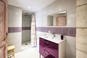 Shower, hydromassage showerhead, hair dryer, towels - La Grange d'Oustaud (Verac)
