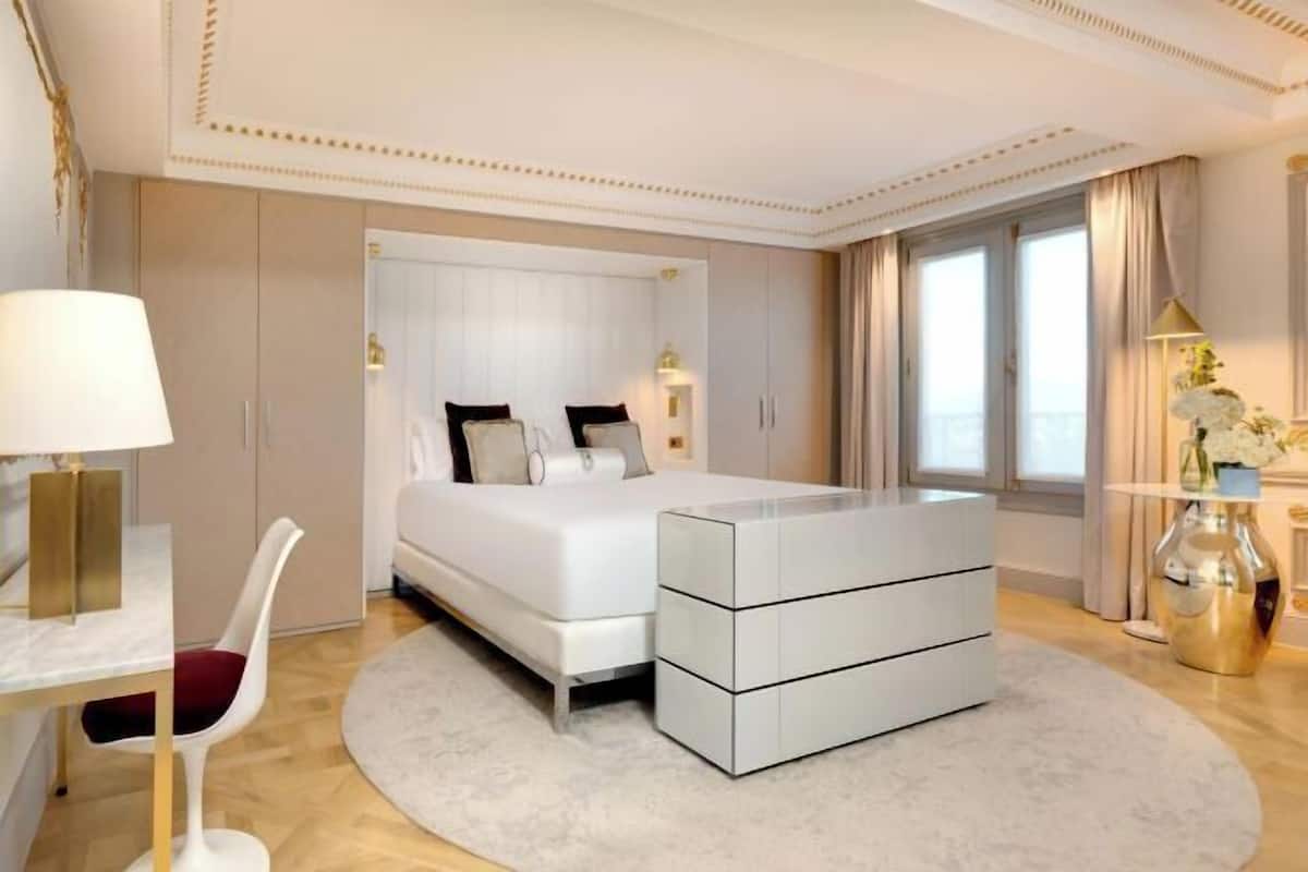 Premium bedding, minibar, in-room safe, desk