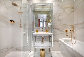 Designer toiletries, hair dryer, bathrobes, slippers - Hôtel Bowmann, a Small Luxury Hotel of the World (Paris)