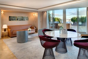 Sengetøy av topp kvalitet, minibar, safe på rommet og skrivebord