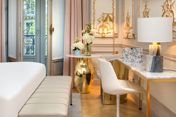 Luxe beddengoed, een minibar, een kluis op de kamer, een bureau