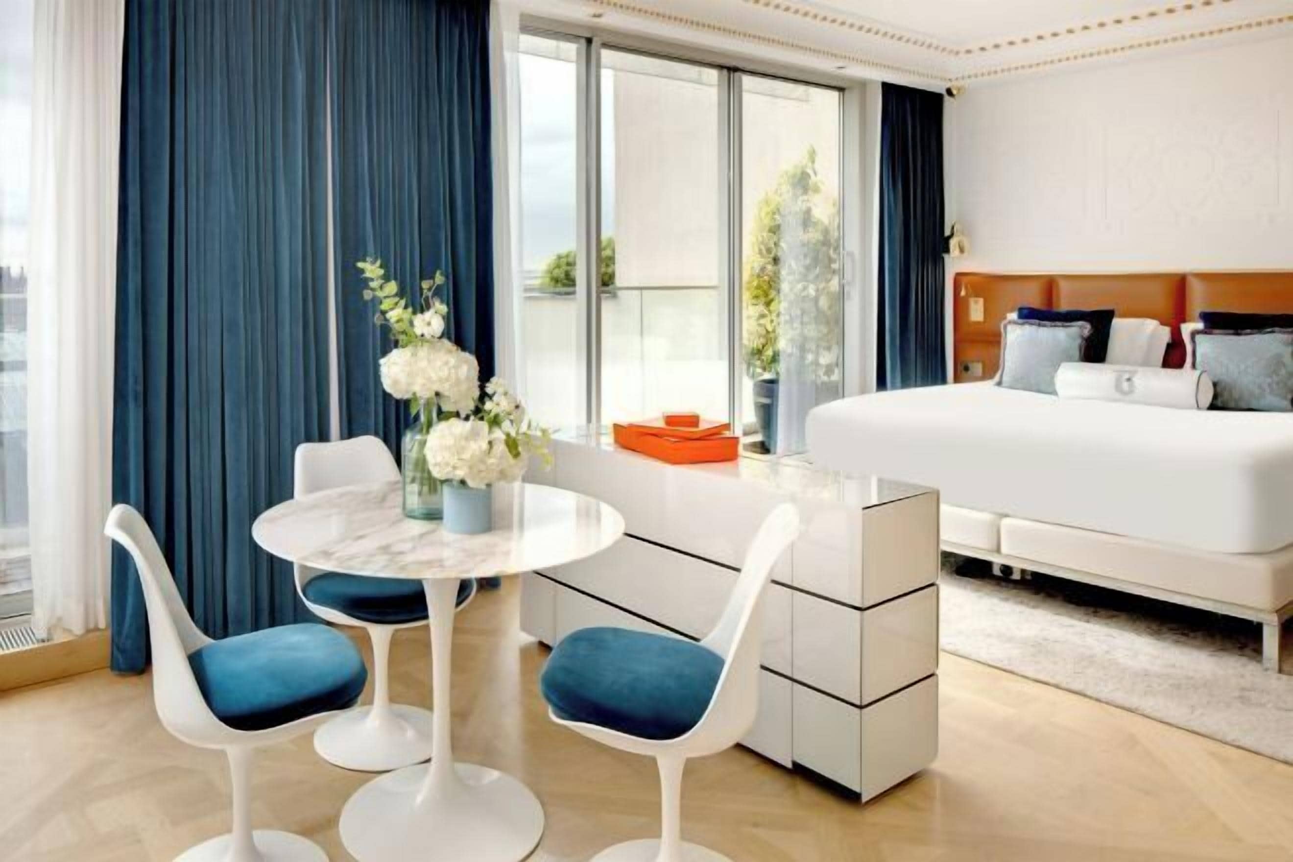 Rúmföt af bestu gerð, míníbar, öryggishólf í herbergi, skrifborð