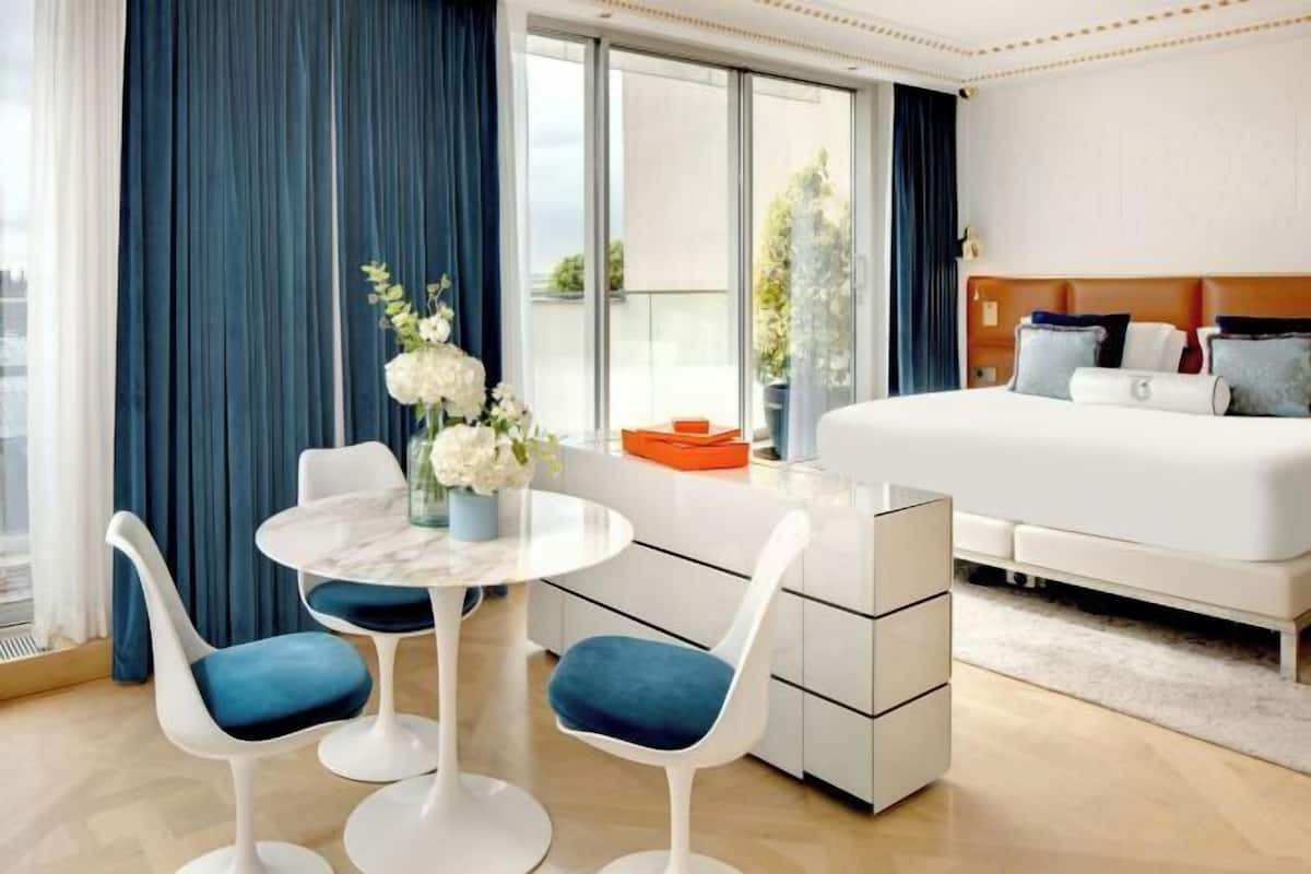 Premium bedding, minibar, in-room safe, desk