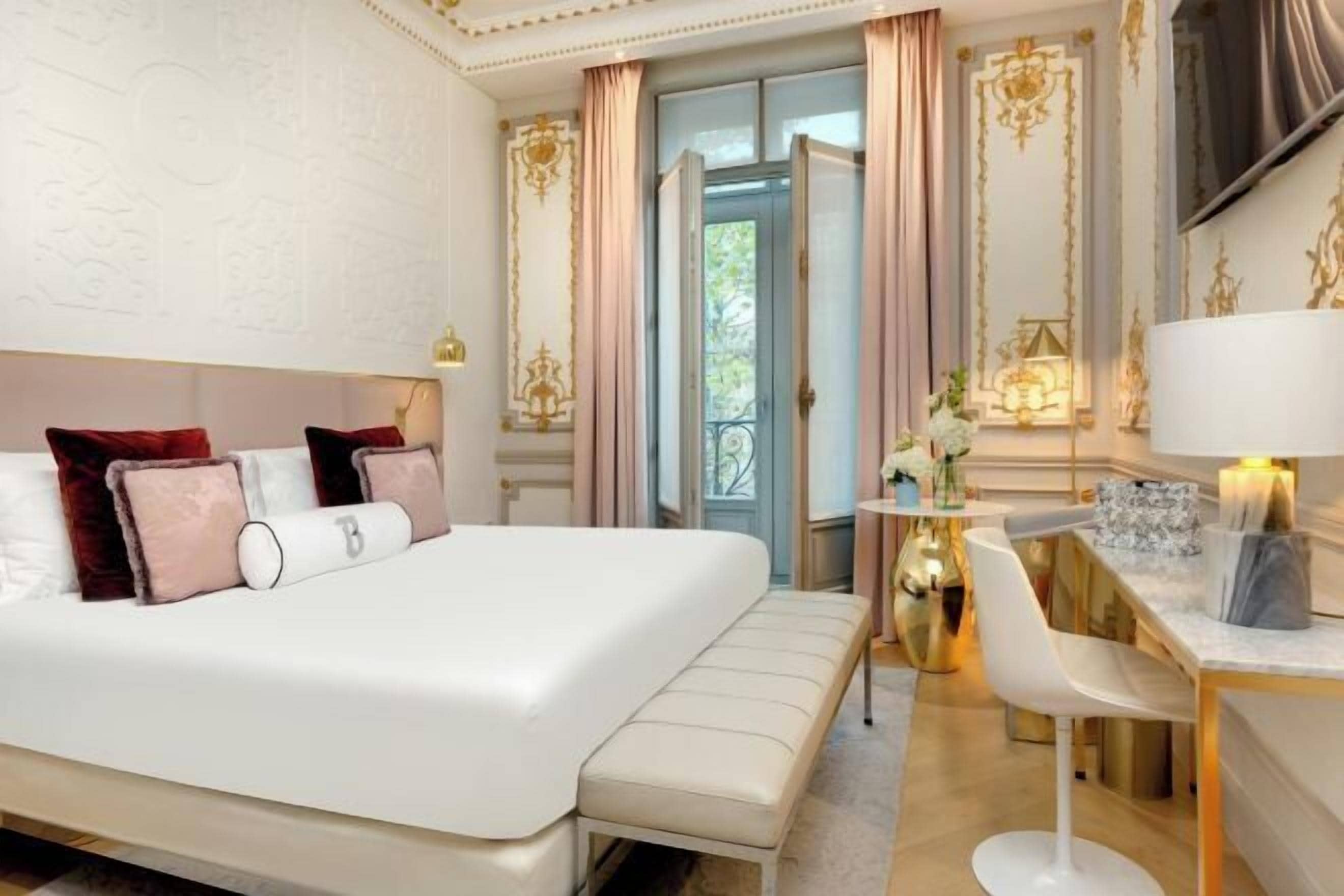 Rúmföt af bestu gerð, míníbar, öryggishólf í herbergi, skrifborð