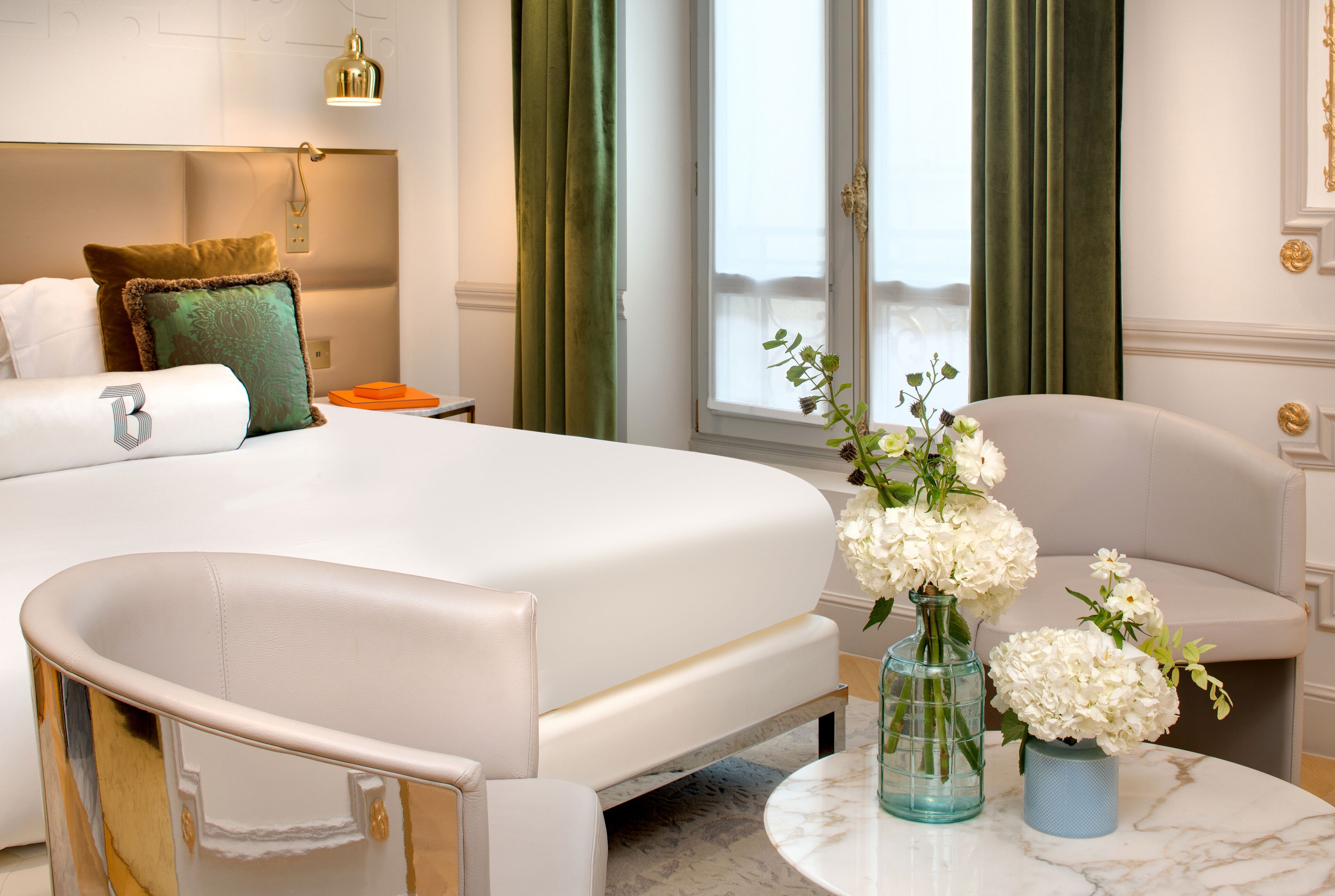 أغطية فراش متميزة وميني بار وخزنة داخل الغرفة ومكتب