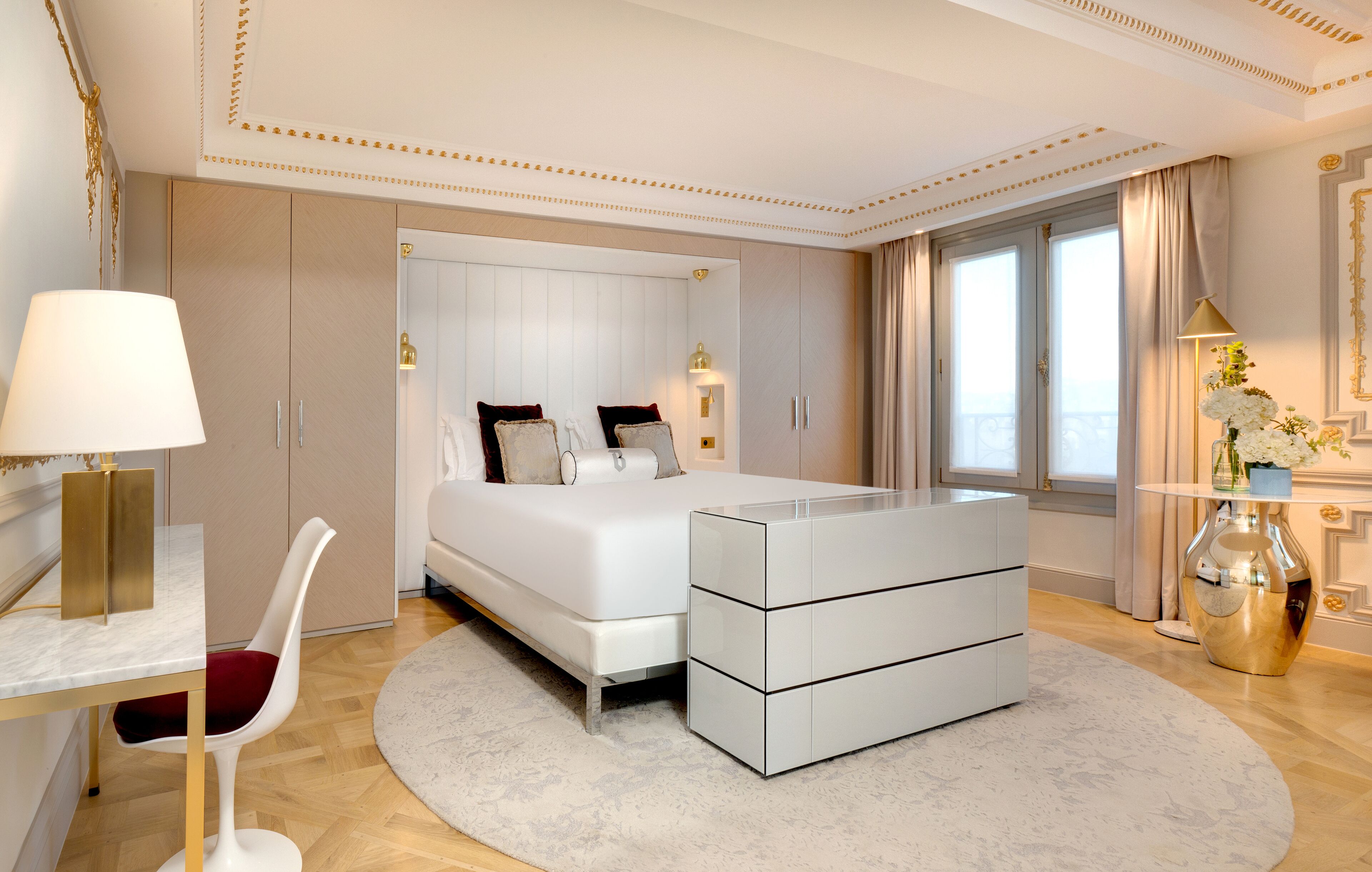 أغطية فراش متميزة وميني بار وخزنة داخل الغرفة ومكتب