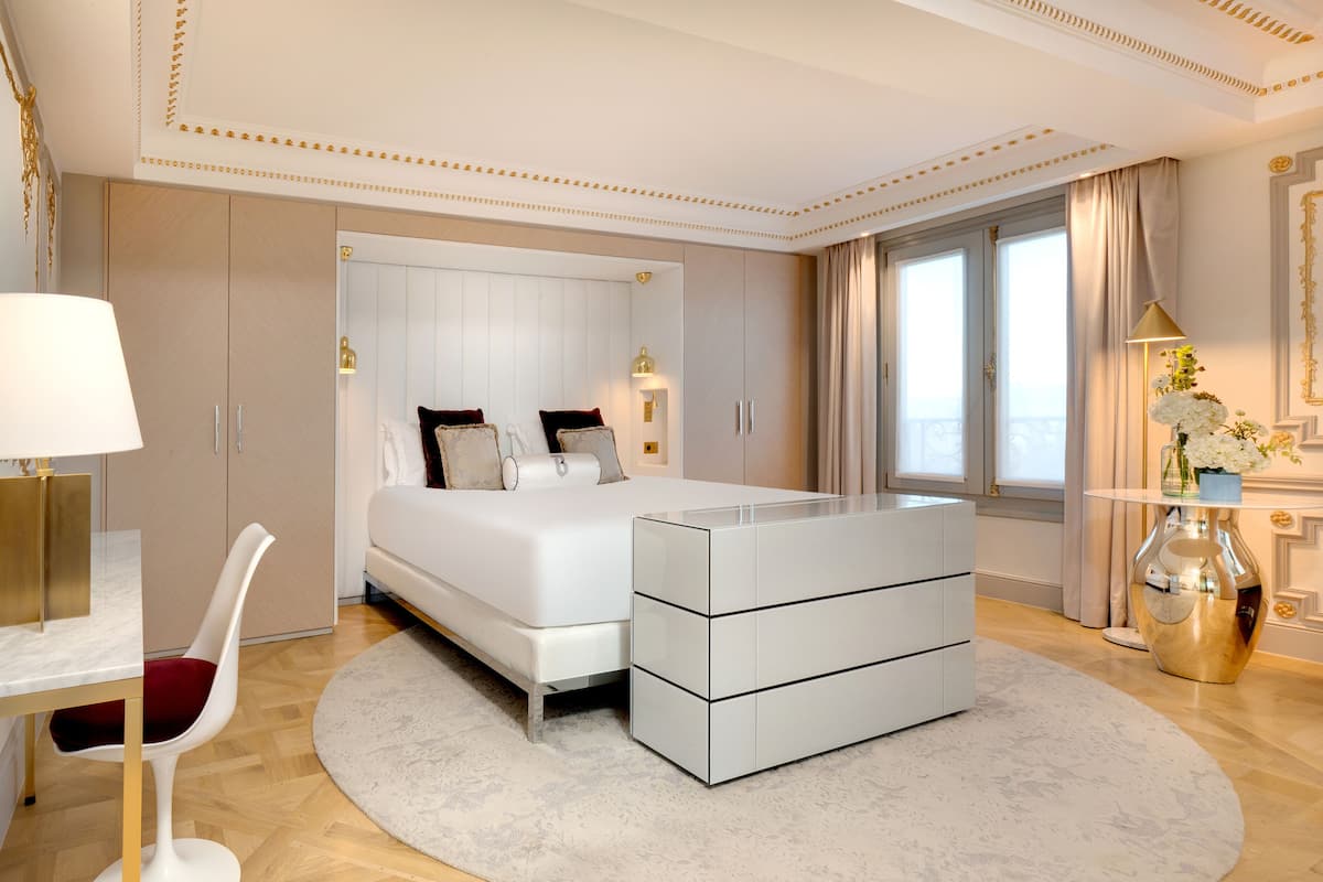 Premium bedding, minibar, in-room safe, desk